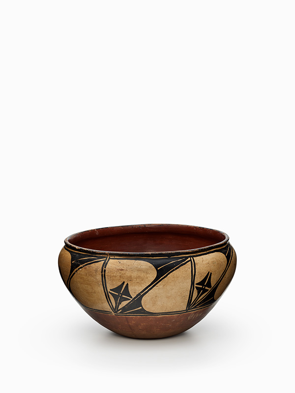 Monica Silva (Kewa/Santo Domingo Pueblo), Dough bowl, ca. 1920-1940, 8 1/2" x 17", clay and paint, VF2019.02.12, The Vilcek Collection. 